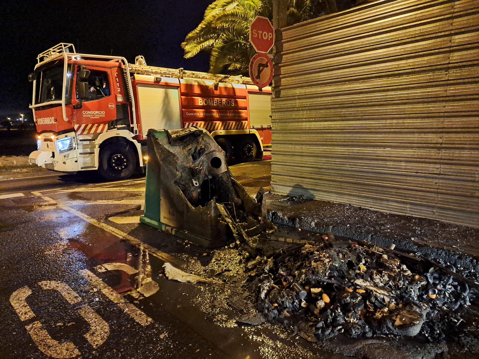 2 contenedores quemados en la calle Guatisea