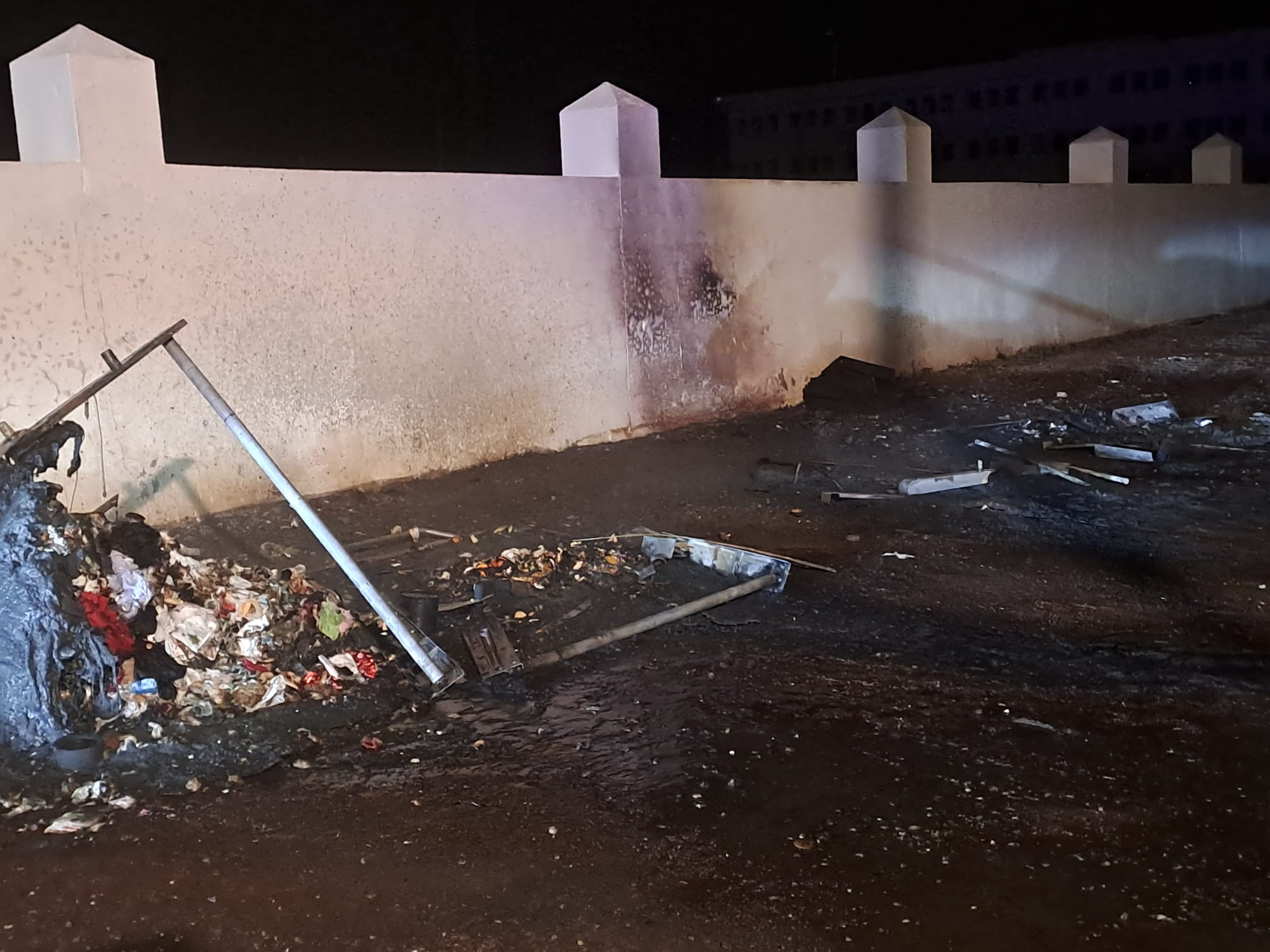 Cuatro contenedores quemados en calle Fasnia