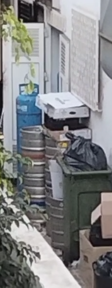 Bombona de propano en el pasillo comunitario