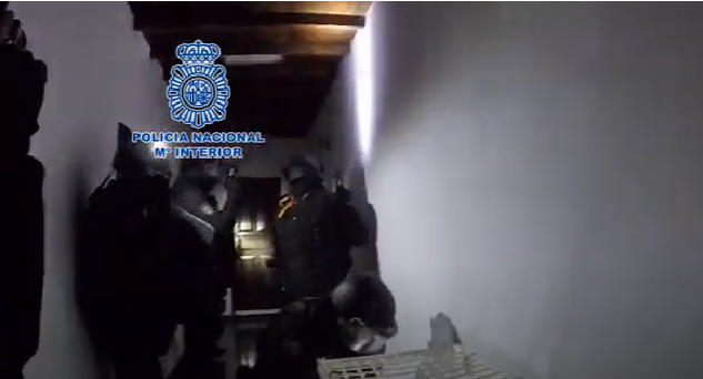 Intervención de los agentes de la Policía en el domicilio de los presuntos homicidas