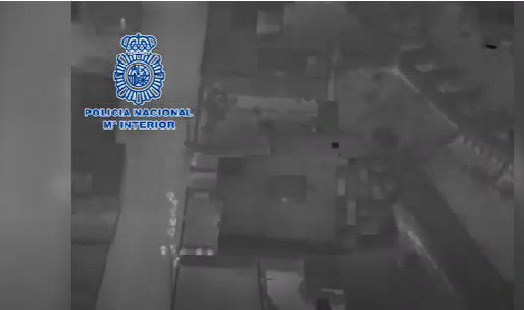 Momento en que la Policía procedía a entrar en el domicilio de los sospechosos