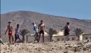 Menores inmigrantes arrojando piedras