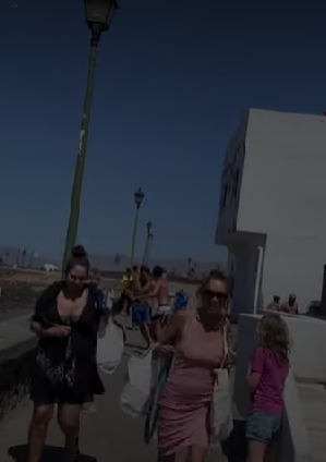Gente huyendo de las pedradas de los menores inmigrantes