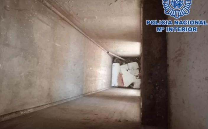 Hueco por el que fue arrojada la víctima