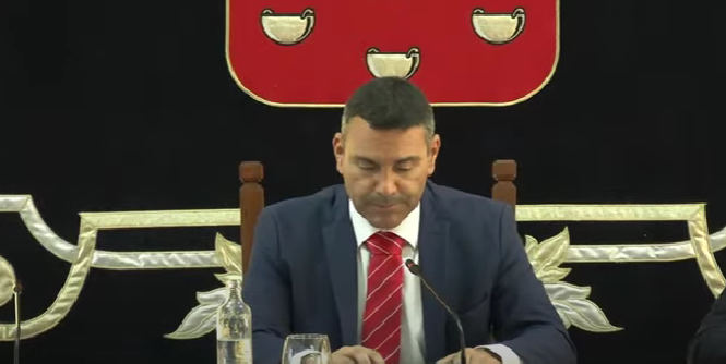 Osvaldo Betancor presidiendo el Pleno del Cabildo