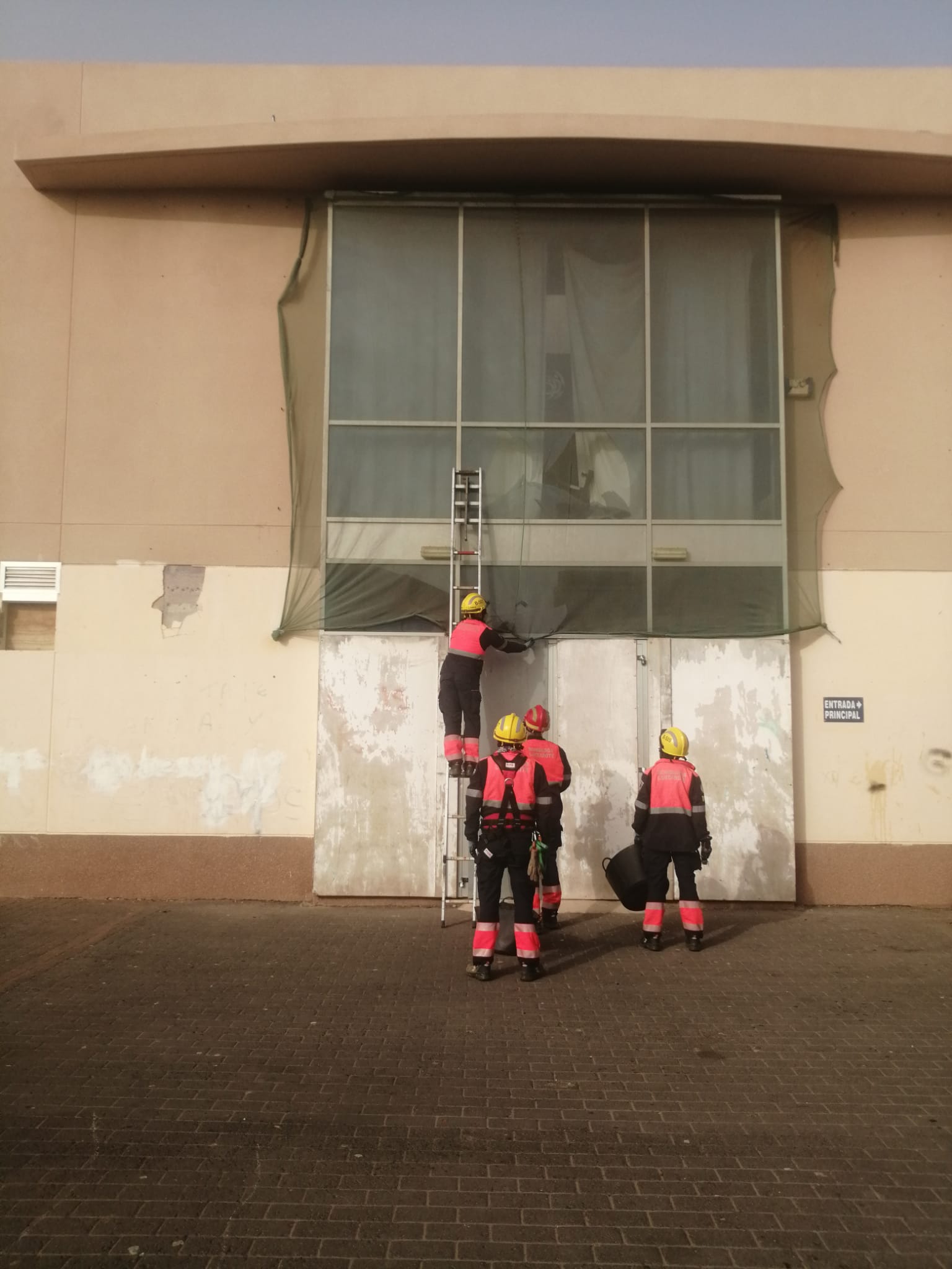 Rotura de cristales en el pabellón de Argana