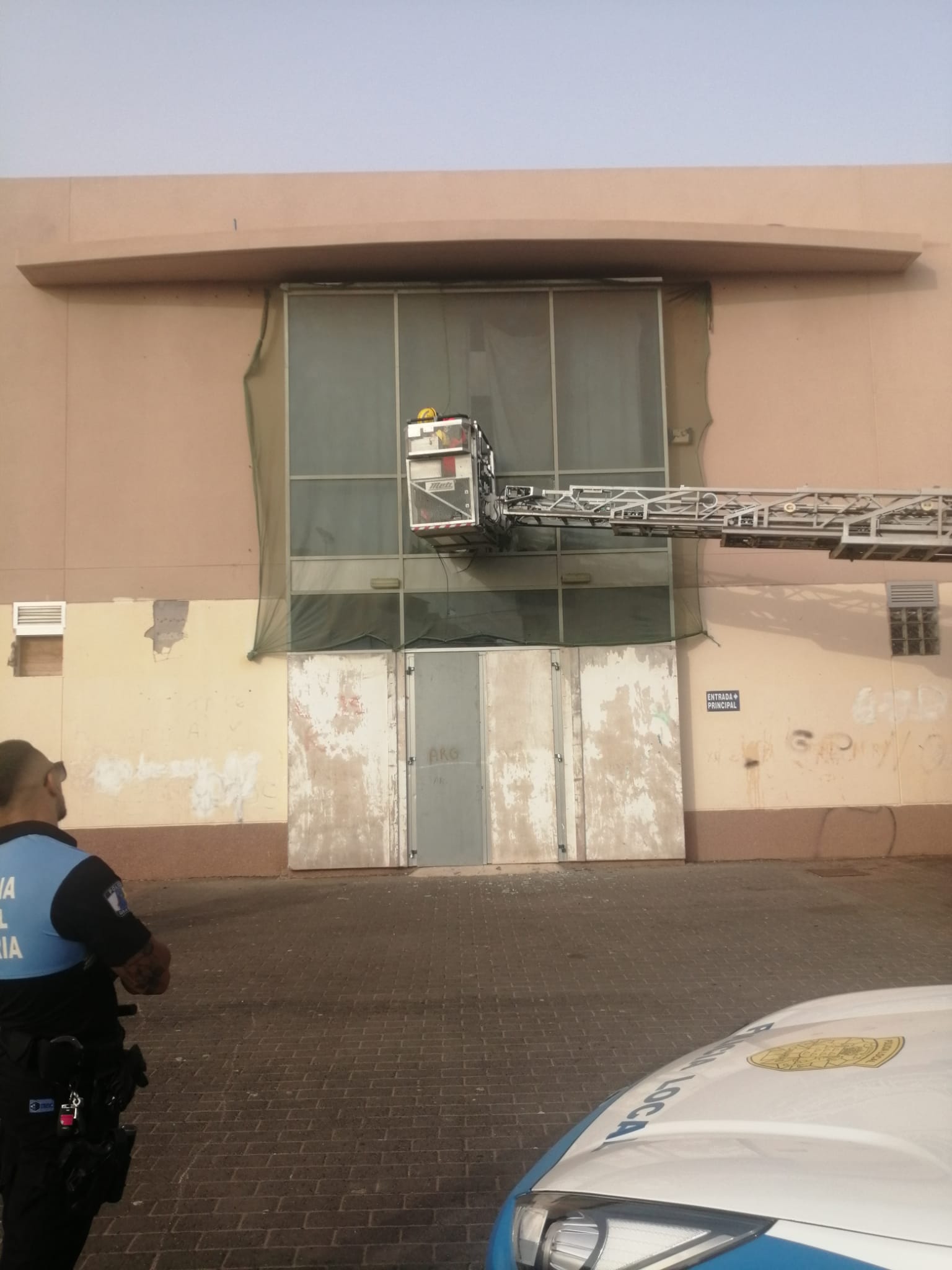 Los bomberos actuando en el lugar 2