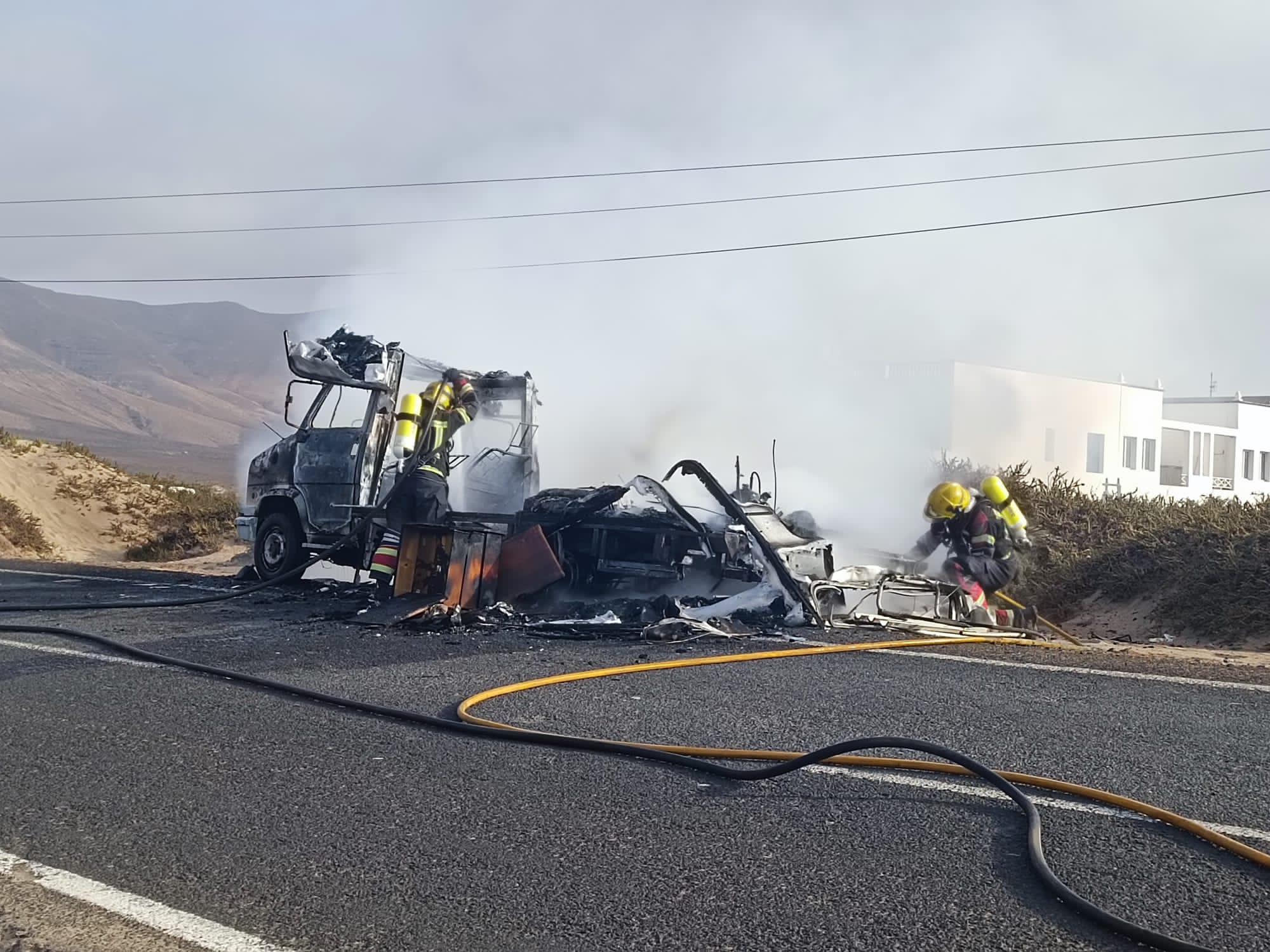 Autocaravana ardiendo en Famara
