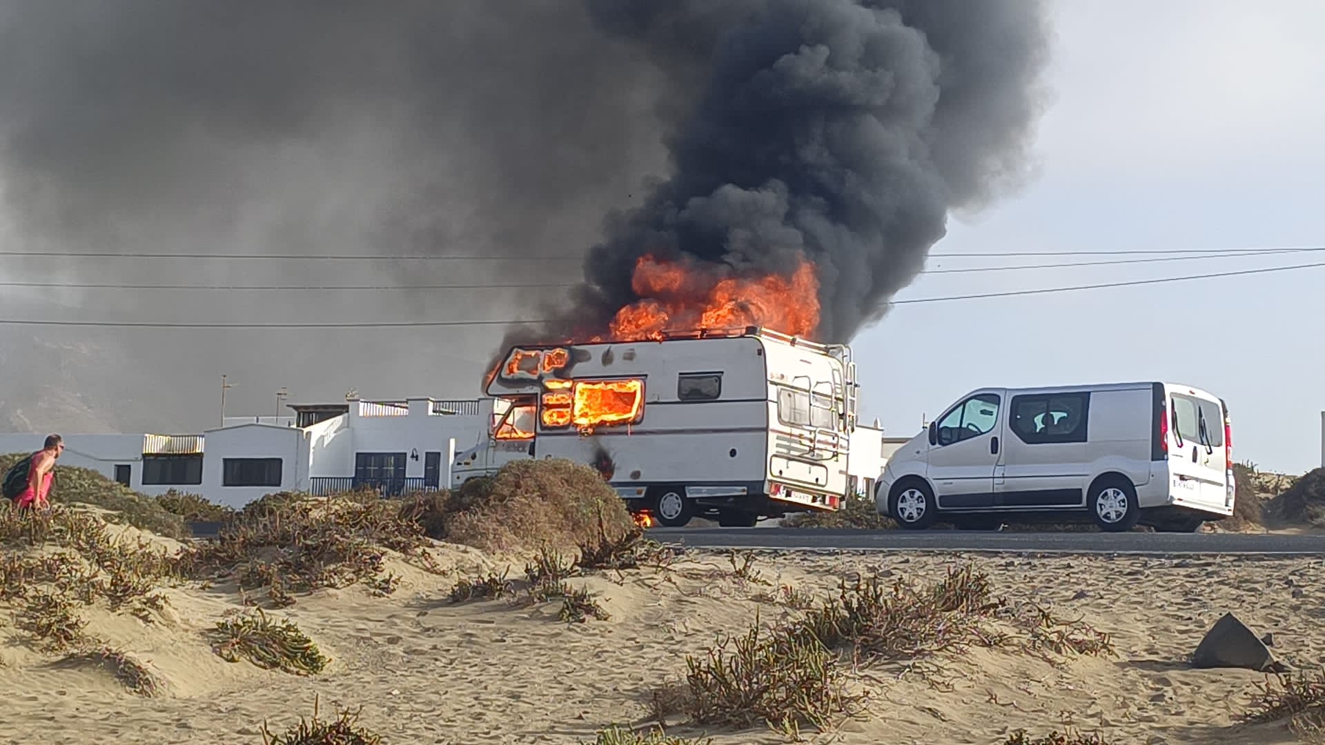 Autocaravana ardiendo en Famara 4