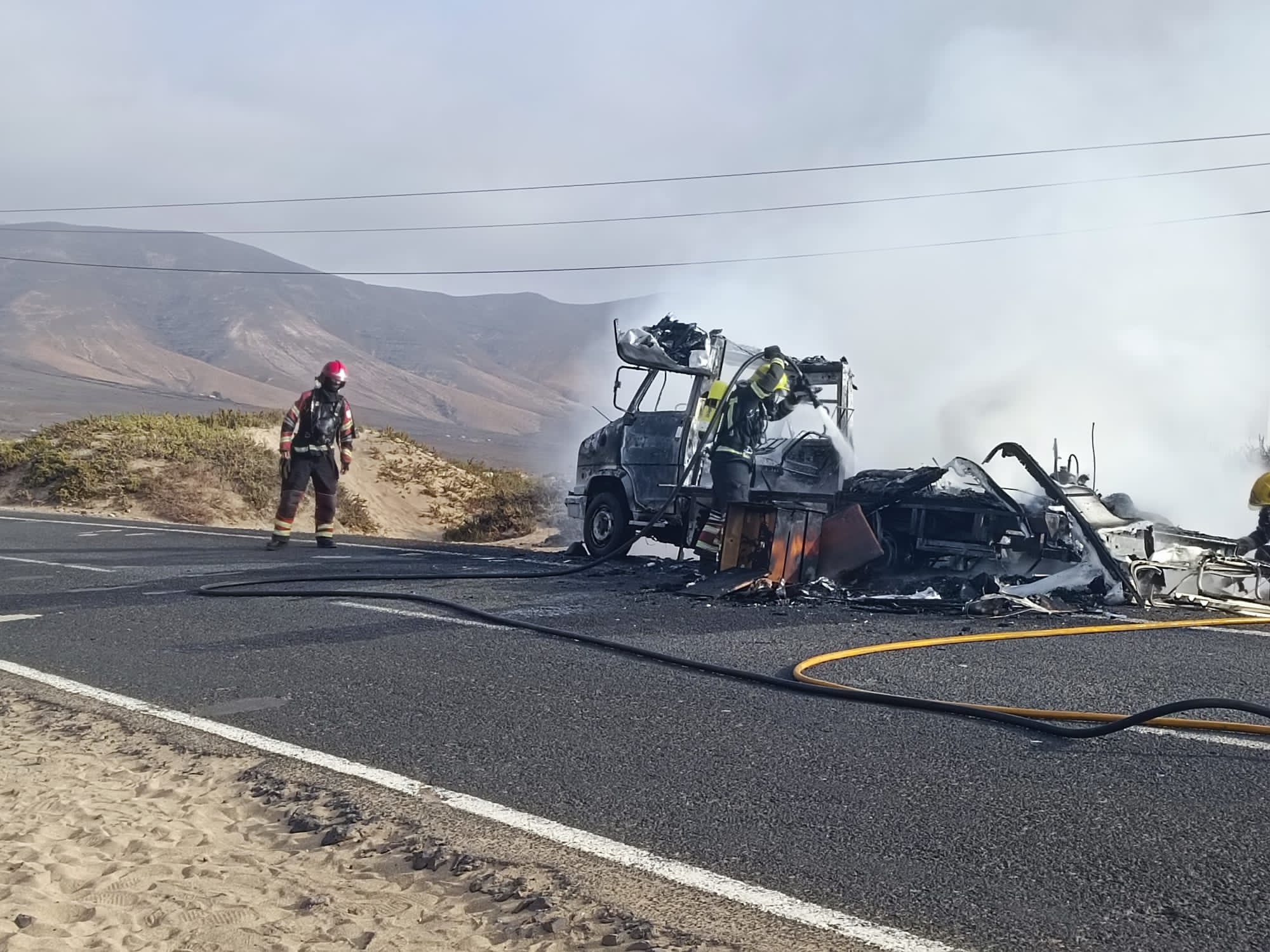 Autocaravana ardiendo en Famara 2