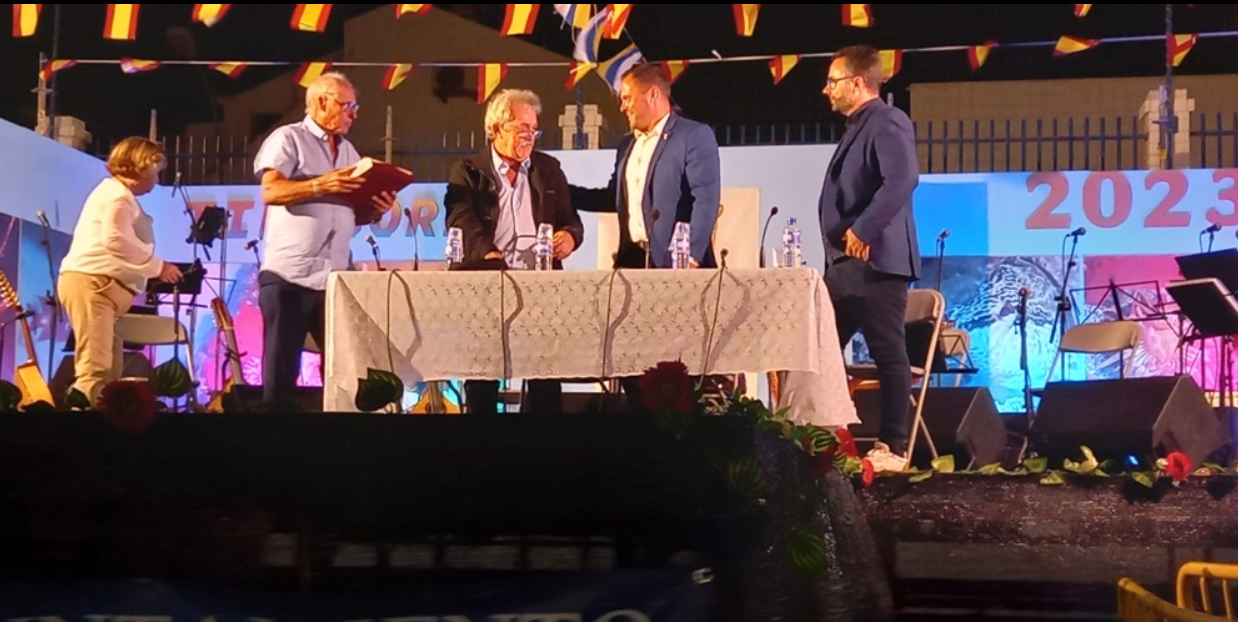 Entrega de una placa al pregonero