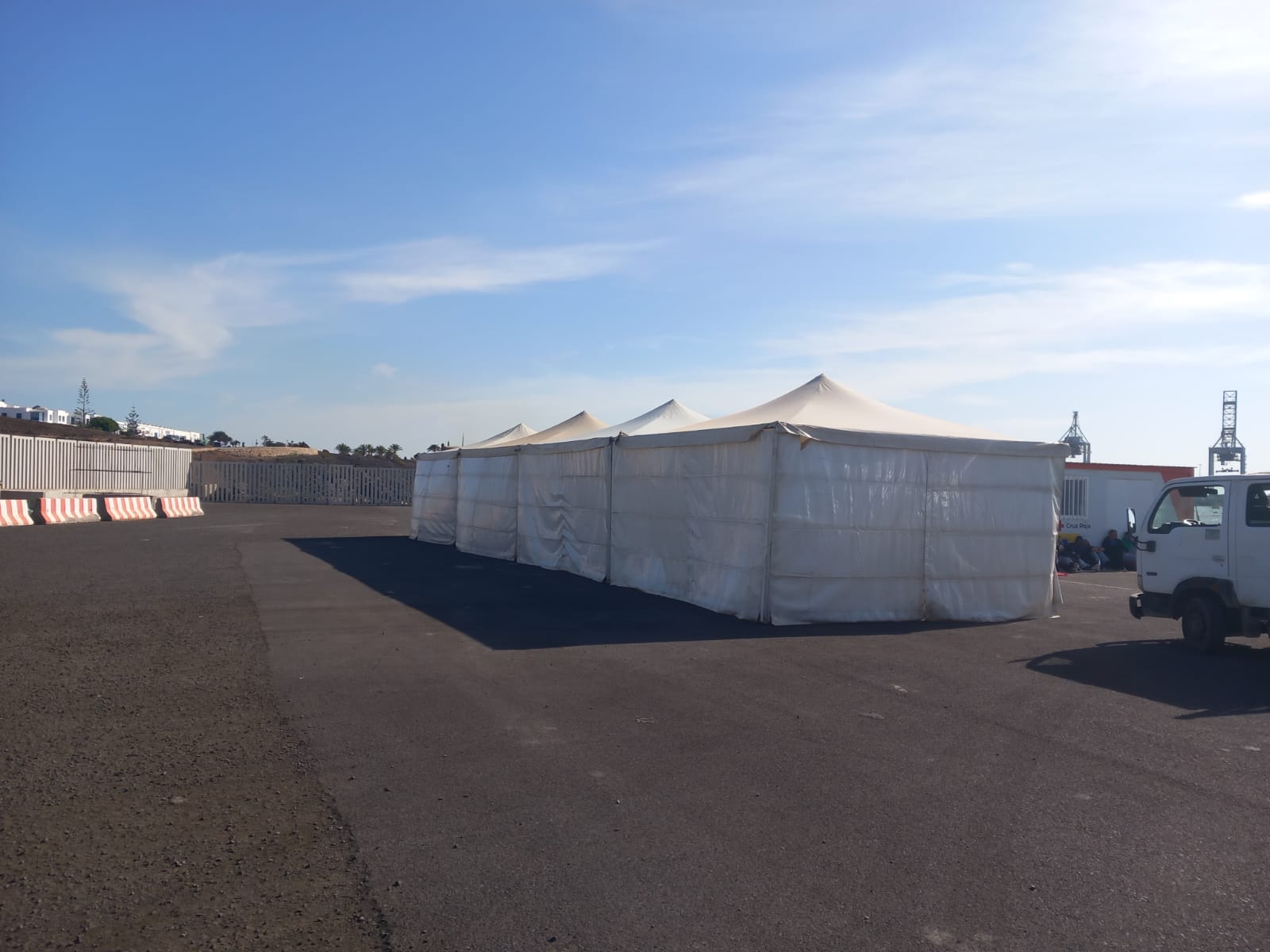 Campamento provisional para inmigrantes en Puerto de Naos
