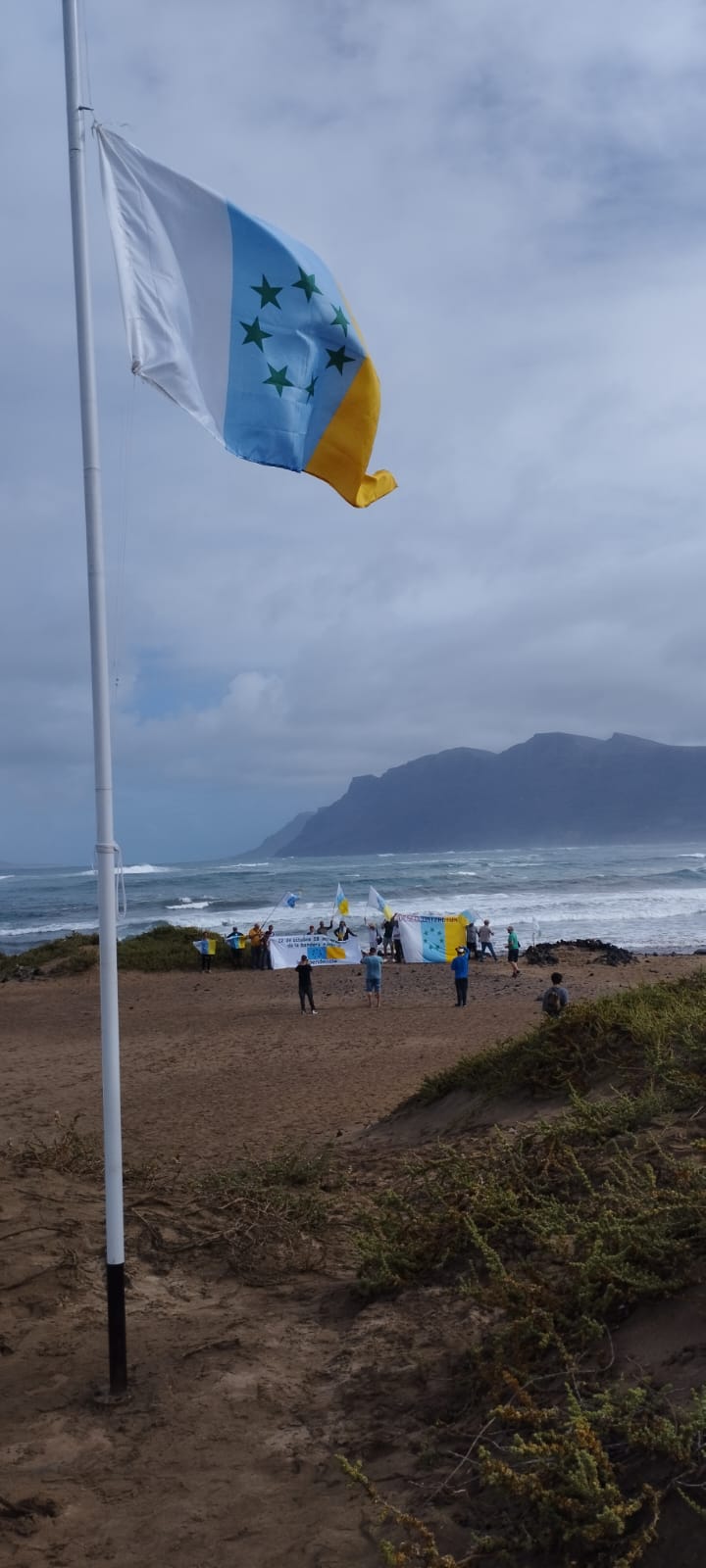La Bandera Nacional Canaria ondea en Famara