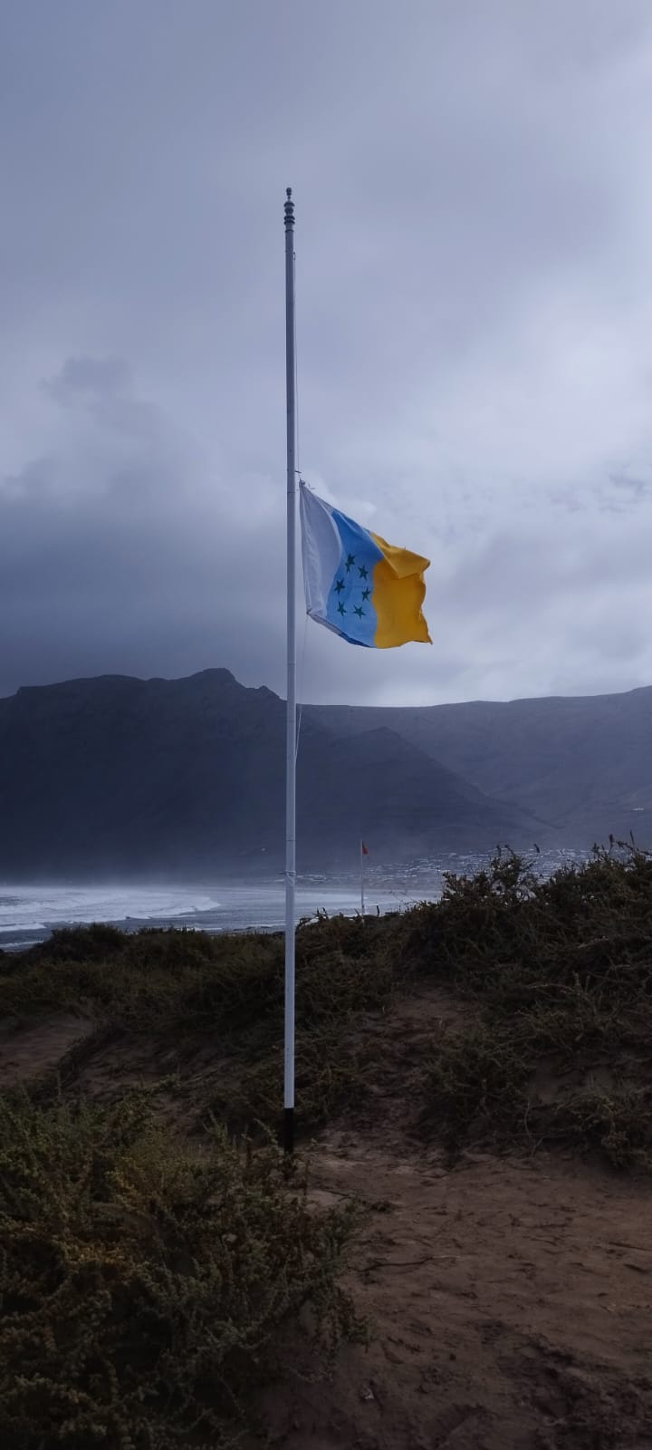 La Bandera Nacional Canaria ondea en Famara 2