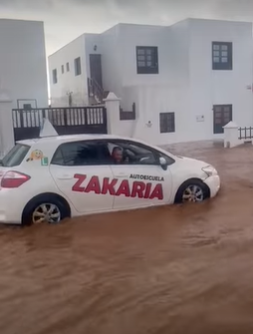 Vehículo de autoescuela atrapado por las inundaciones
