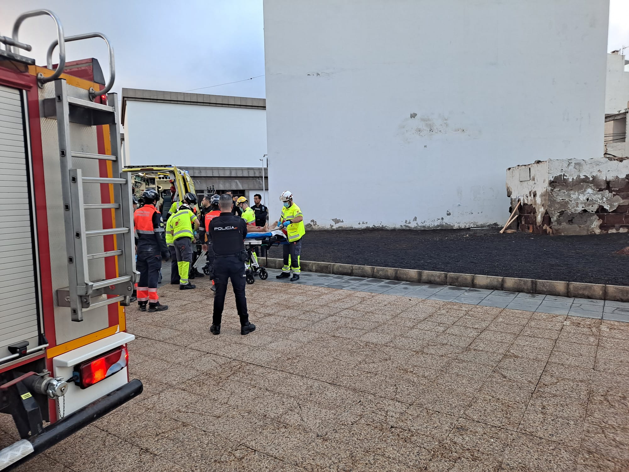 Evacuación del herido tras desplomarse un garaje 2