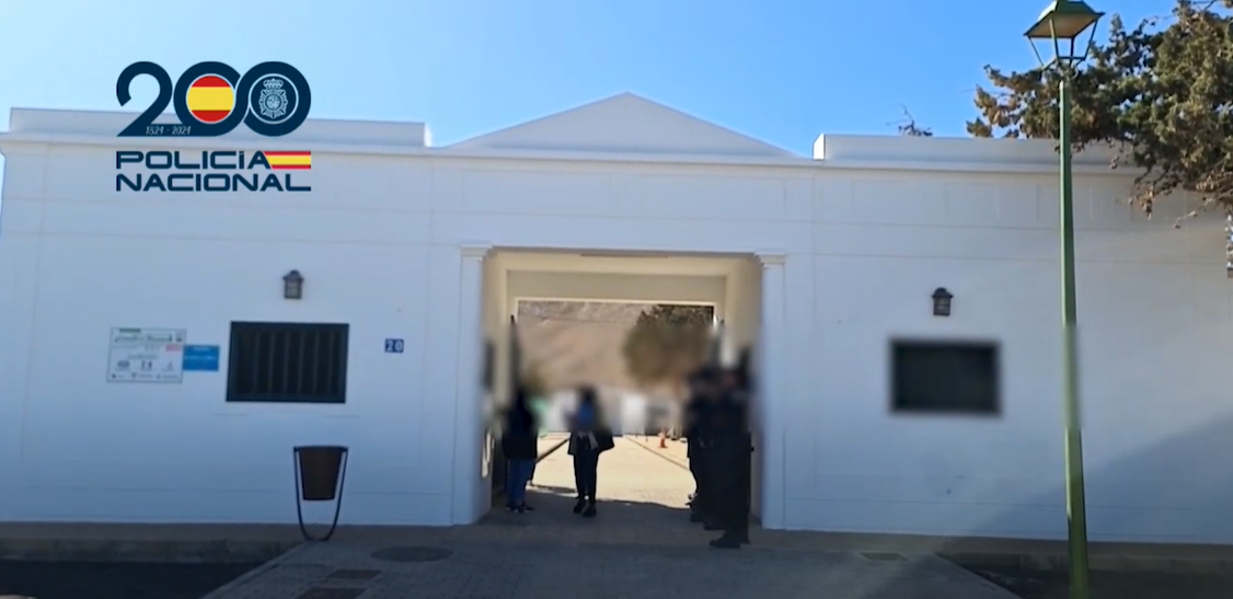 Intervención policial en el cementerio de Tinajo