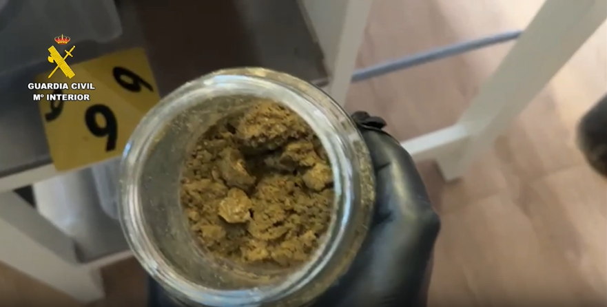 Bote con marihuana