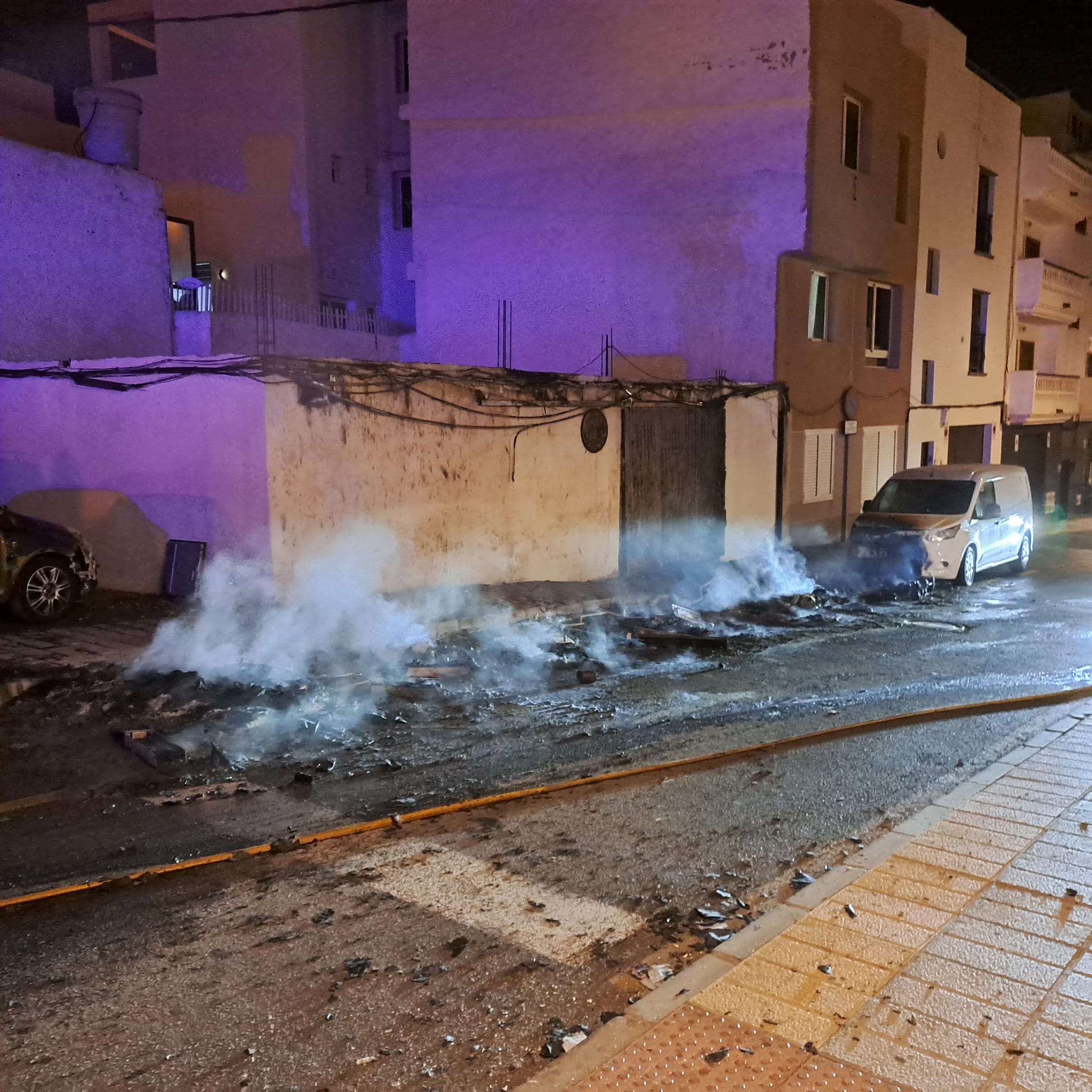 Quema de 19 contenedores y 5 coches en Arrecife 3