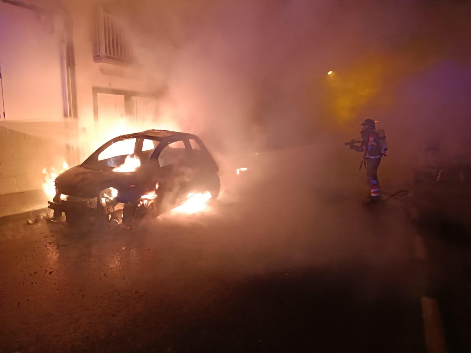 Vehículo incendiado en Arrecife 3