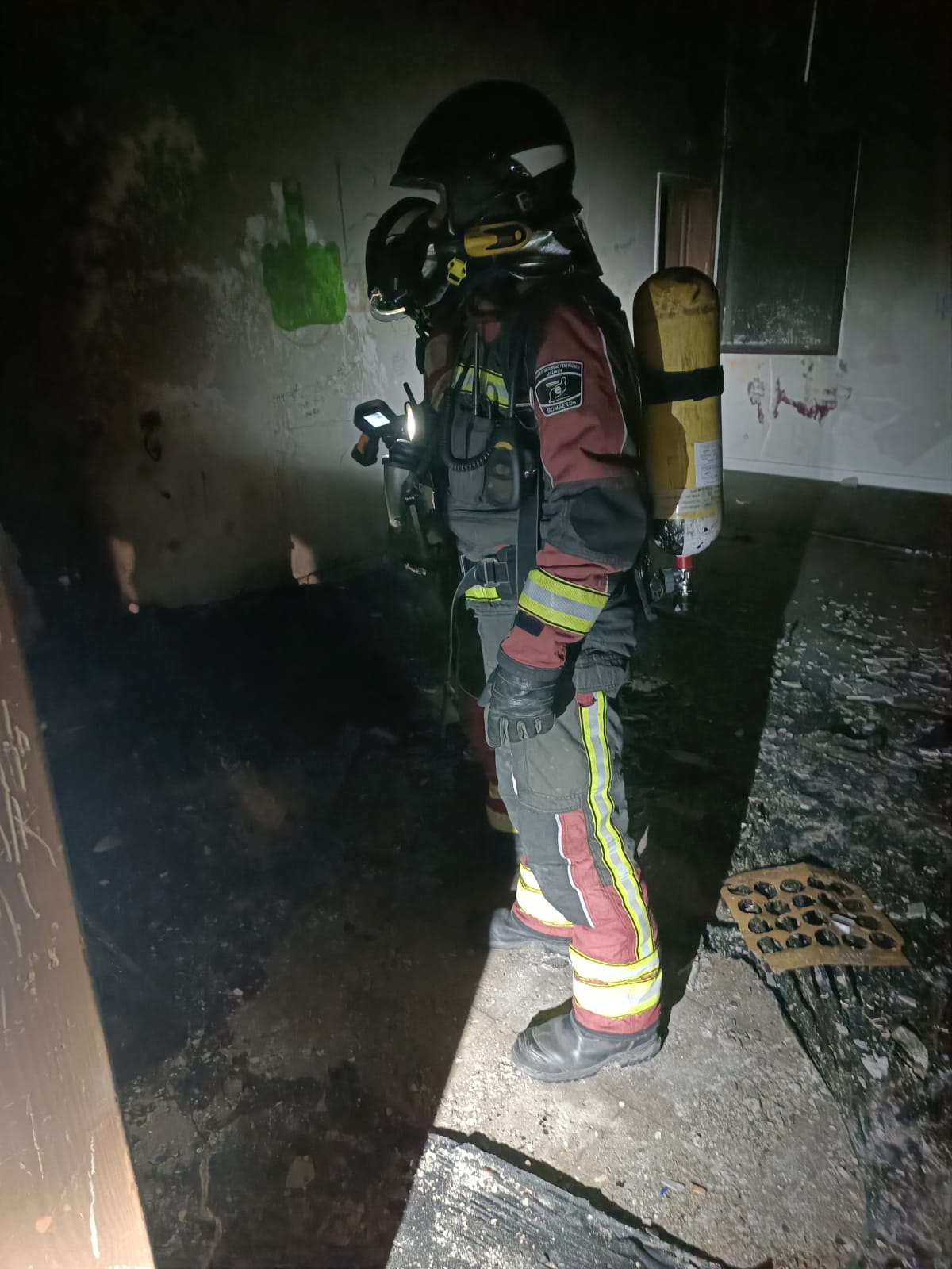 Los bomberos tras el incendio en el Centro de Menores de La Santa