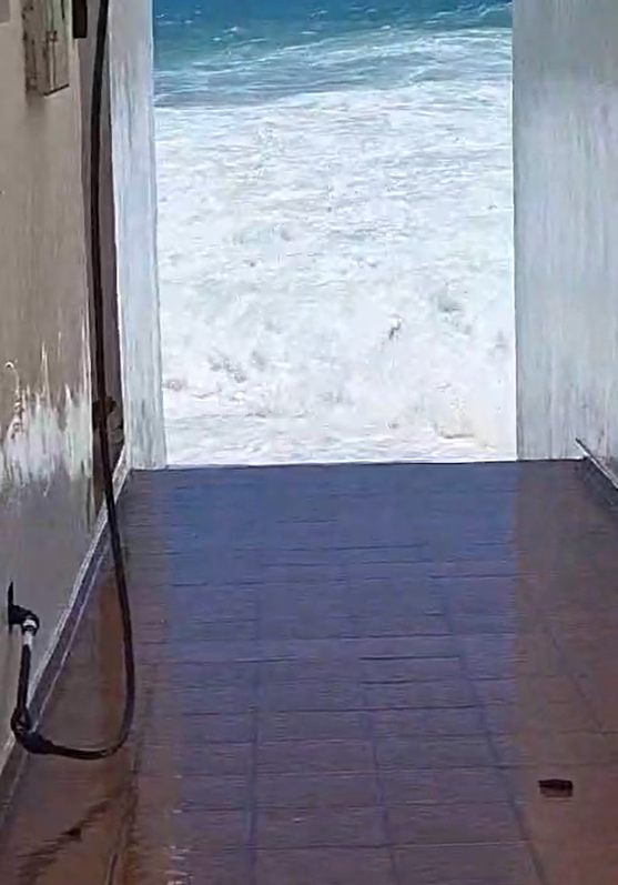 El oleaje inundó Arrieta 2