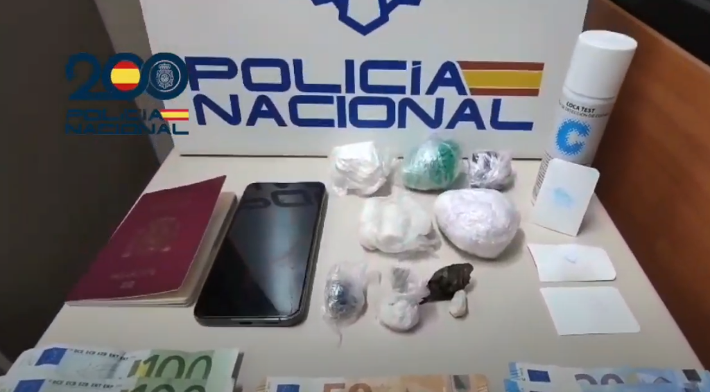 Droga y efectos aprehendidos en la discoteca