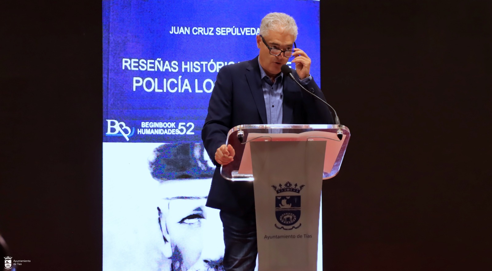 El alcalde de Tías presentando el libro de Juan Cruz