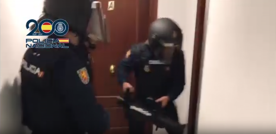 La Policía rompiendo la puerta de una de las prisiones de mujeres