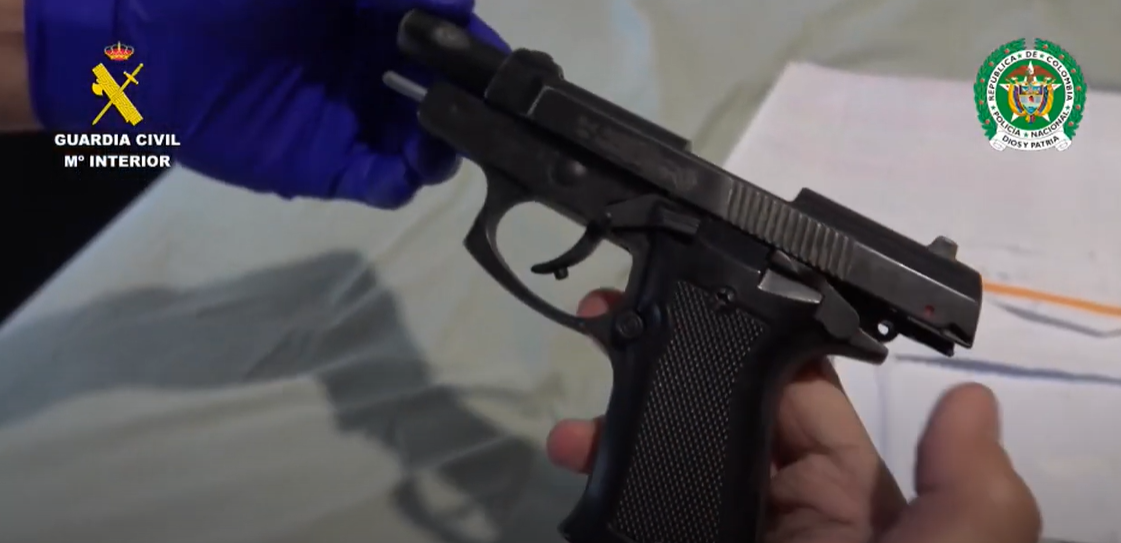 Arma incautada en la operación