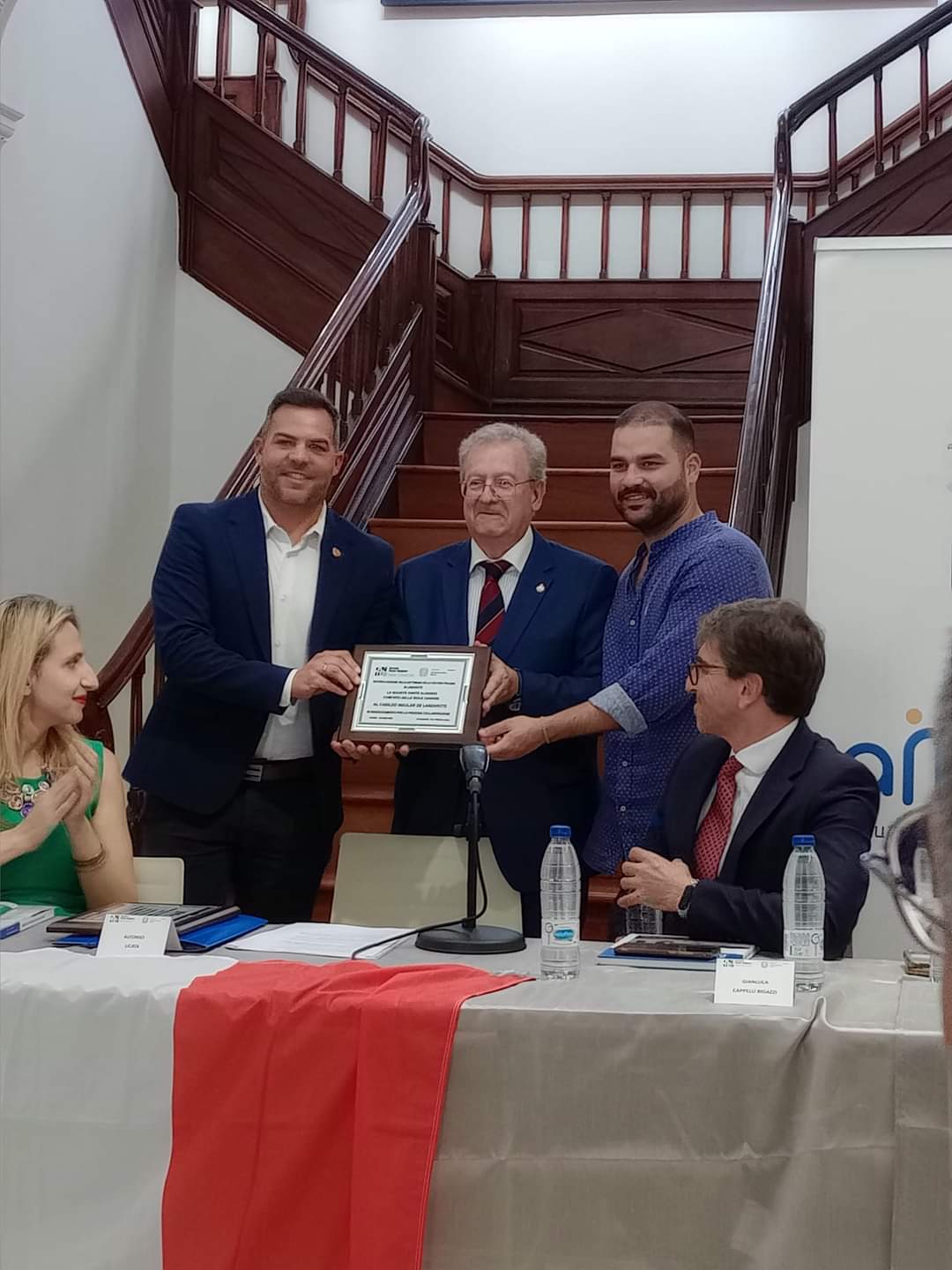 FOTO ENTREGA PLACA AL CABILDO DE LANZAROTE