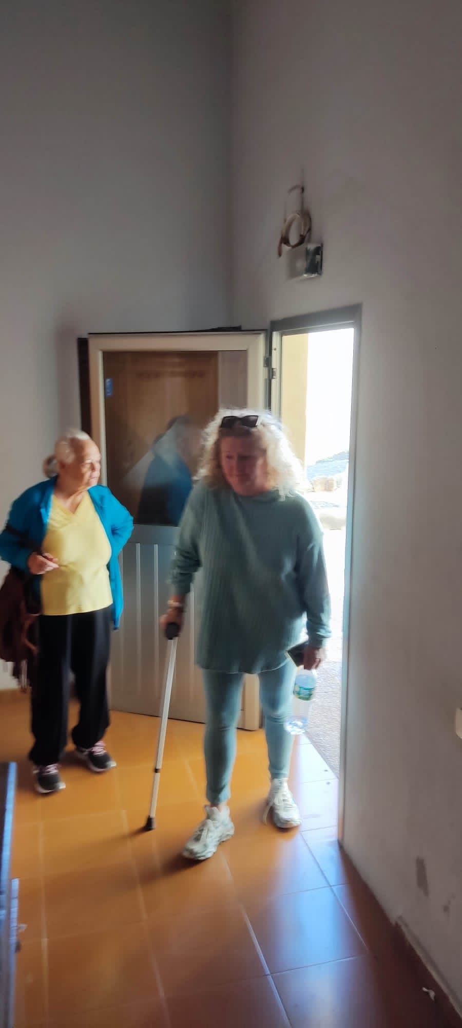 Dolores Campos entrando, por fin, en su vivienda