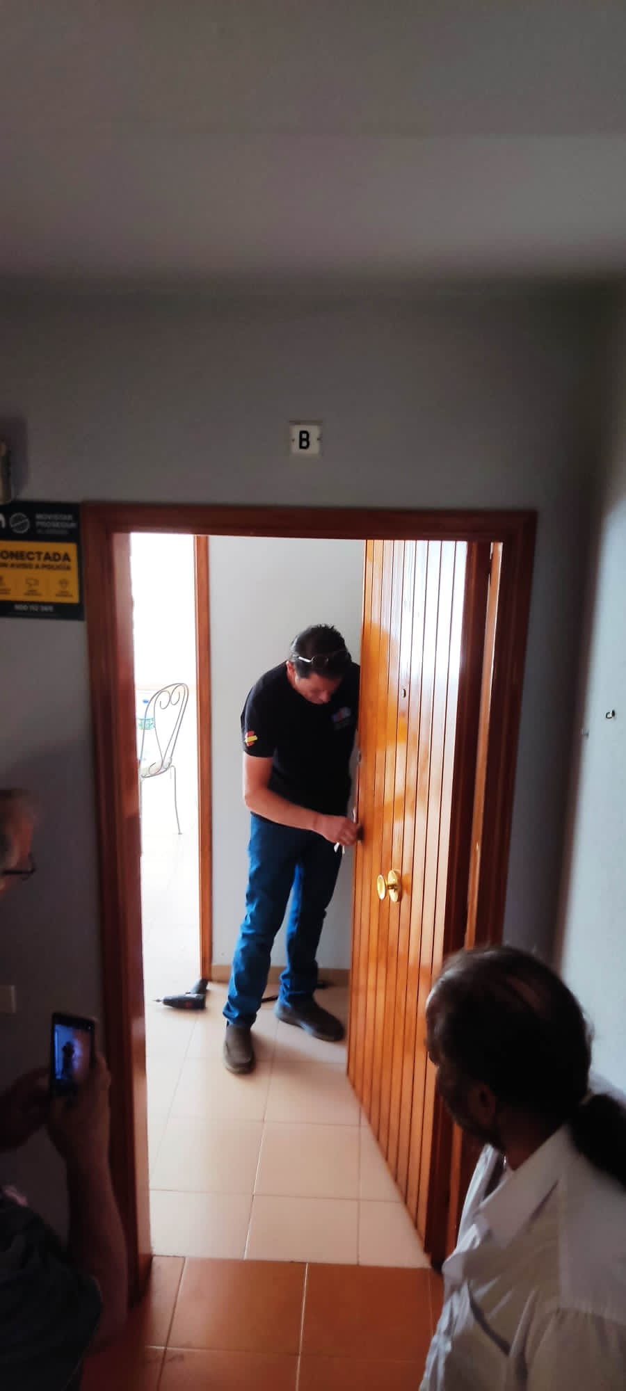 Cerrajero judicial forzando la puerta