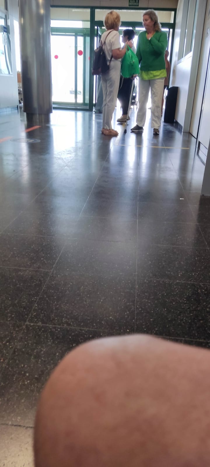 Obligada a trabajar con muletas en Urgencias 2