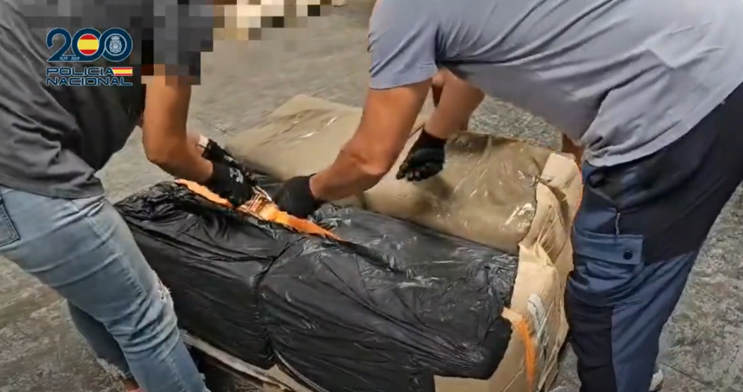 Momento de la intervención de los 800 kilos de droga en Arrecife