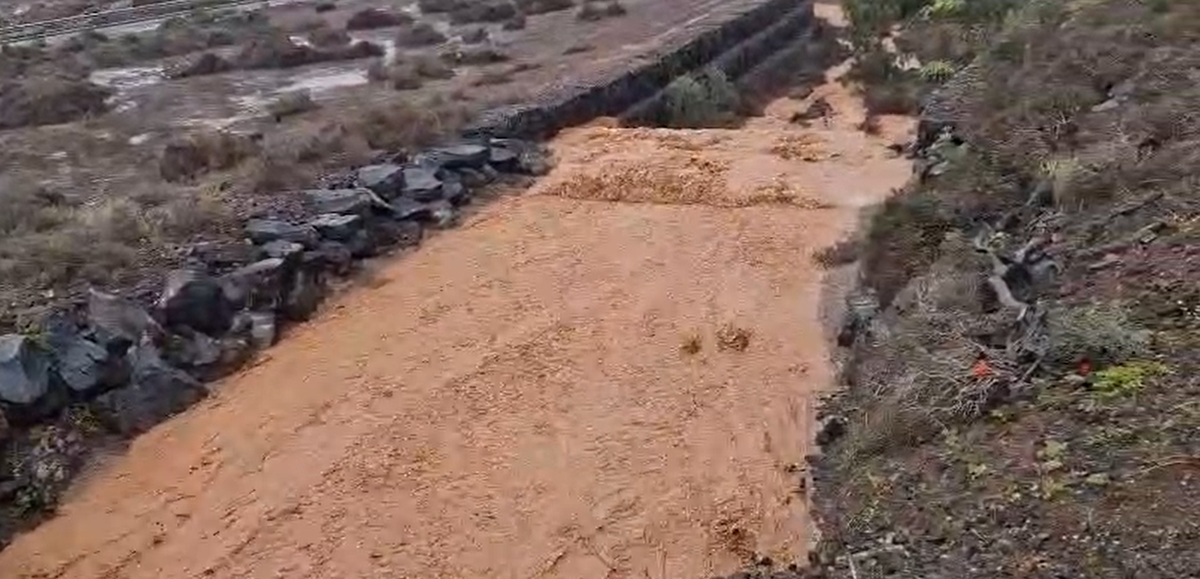 El agua corre por el barranco de Tenegüime
