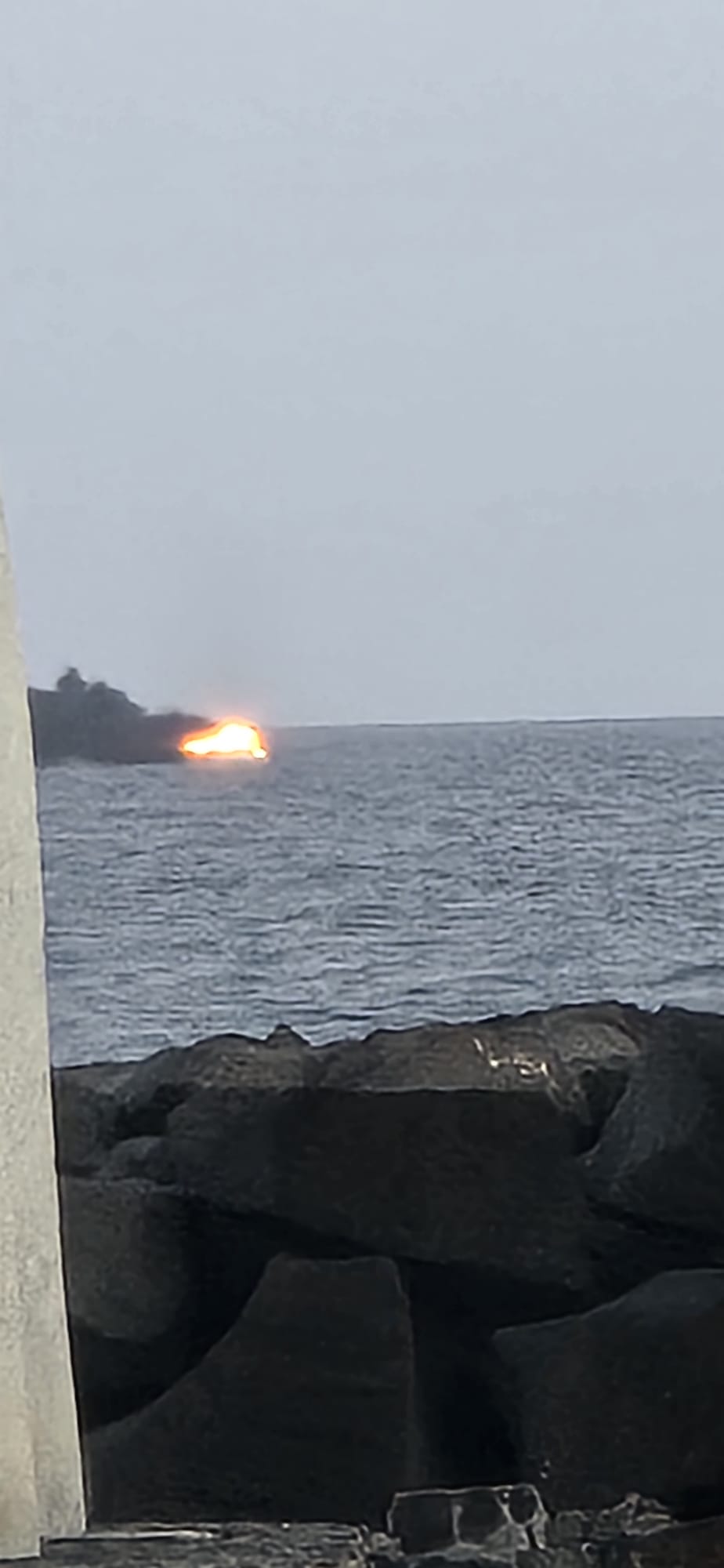El barco envuelto en llamas