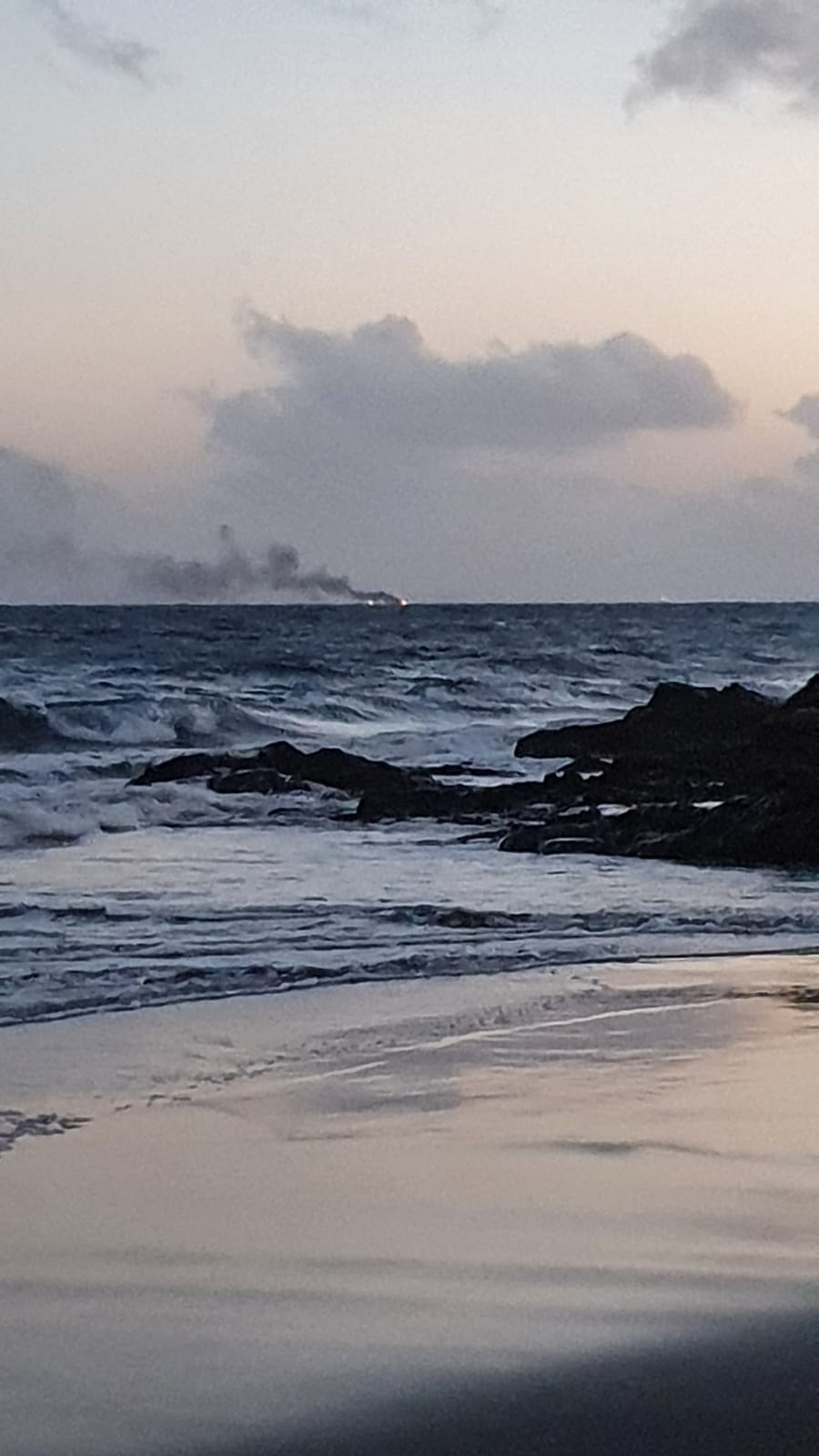 El barco en llamas desde la lejanía