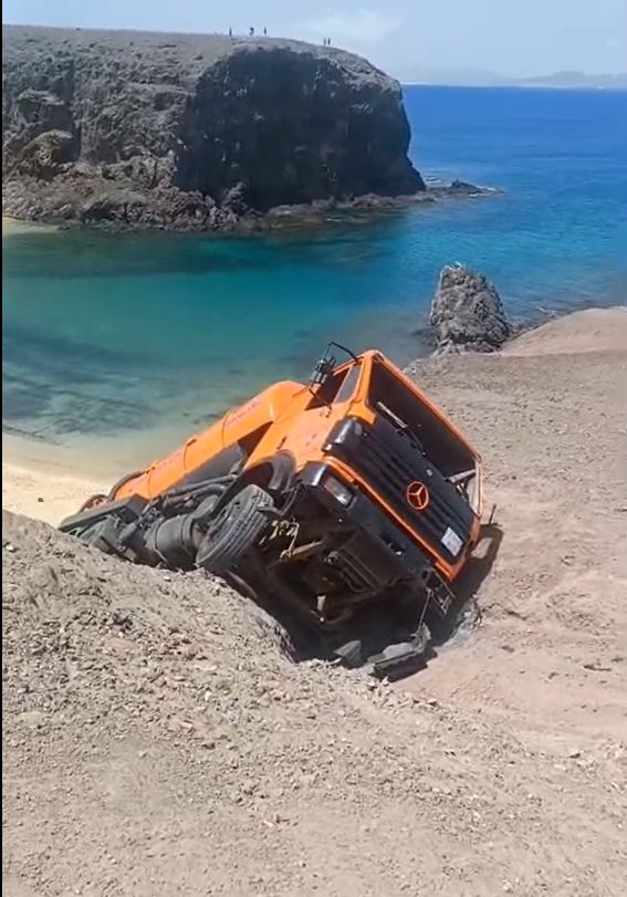 Camión caído en Papagayo