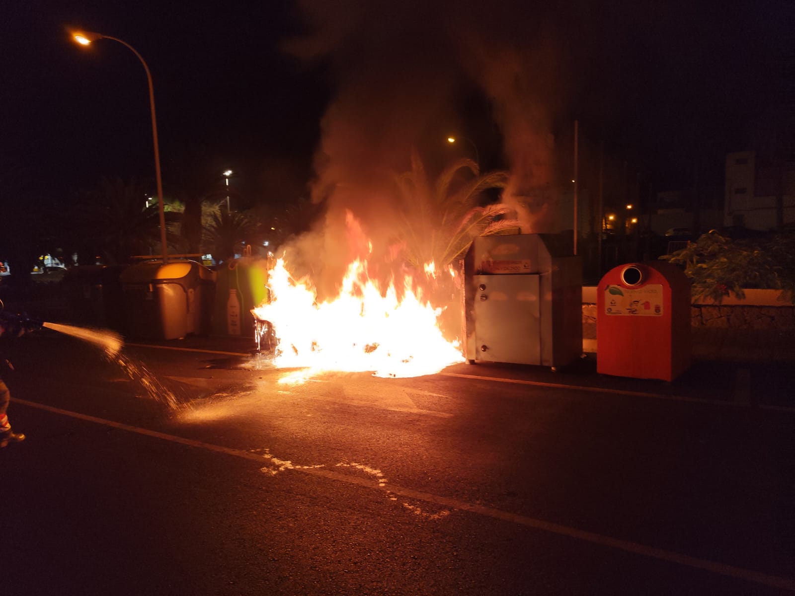 Incendio de contenedores en calle Guillermo Topham