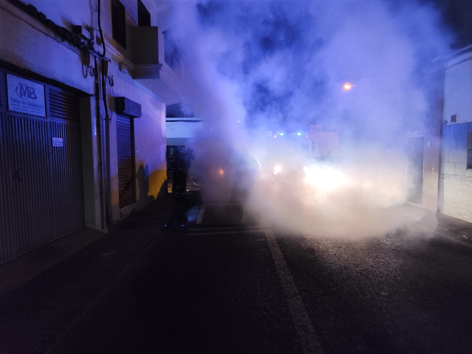 Incendio de contenedor en calle Blas Cabrera