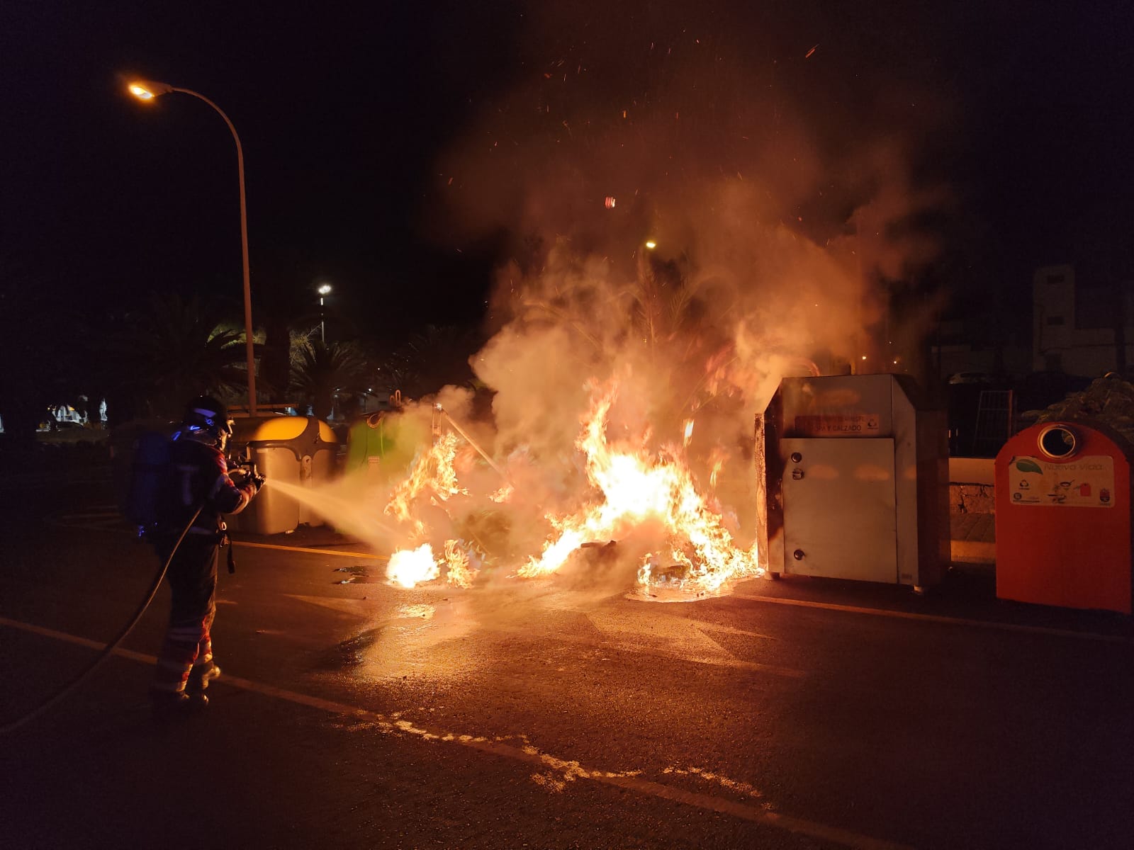 Incendio de contenedores en calle Guillermo Topham 2