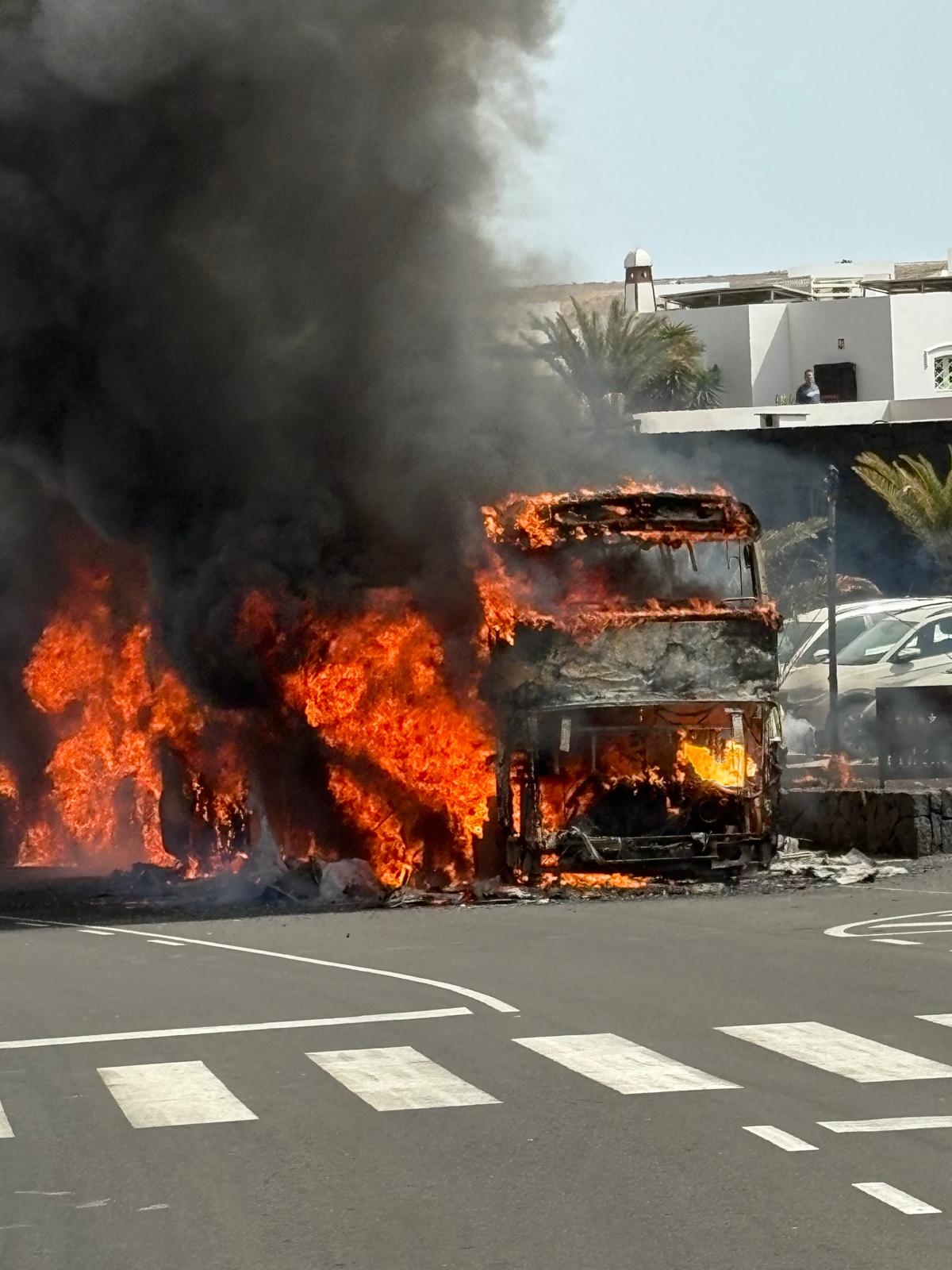 Guagua quemada en Playa Blanca 2