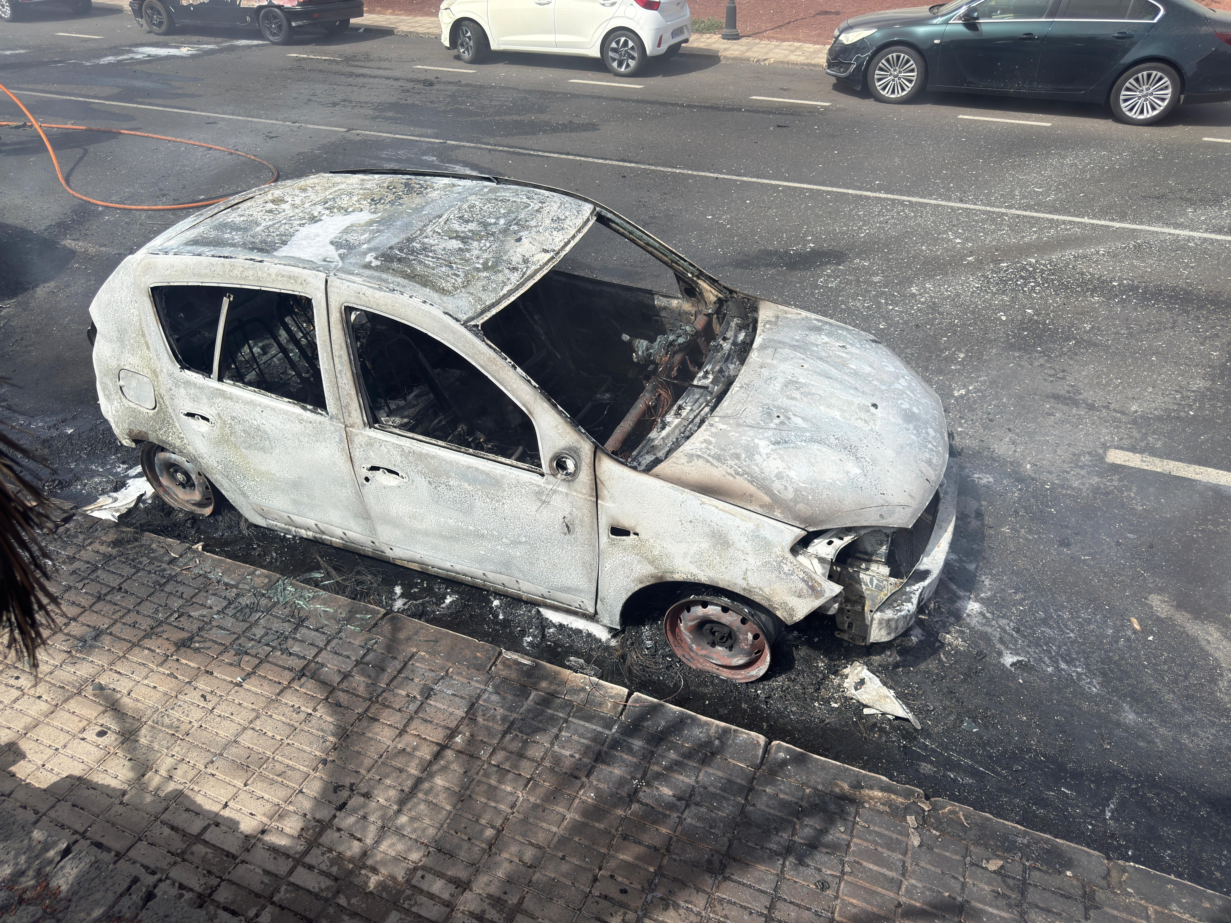 Coche quemado en Playa Blanca
