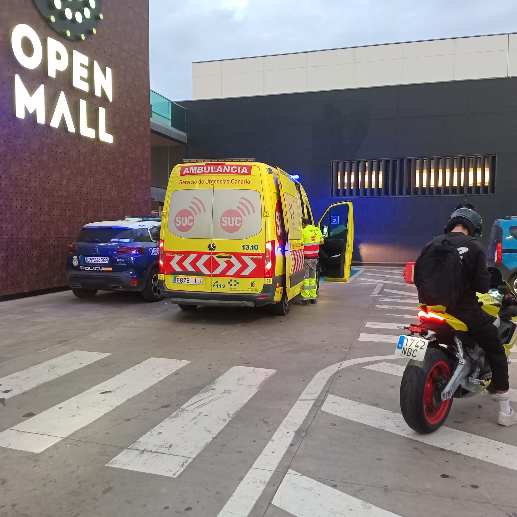 La ambulancia acudió a trasladar a la accidentada