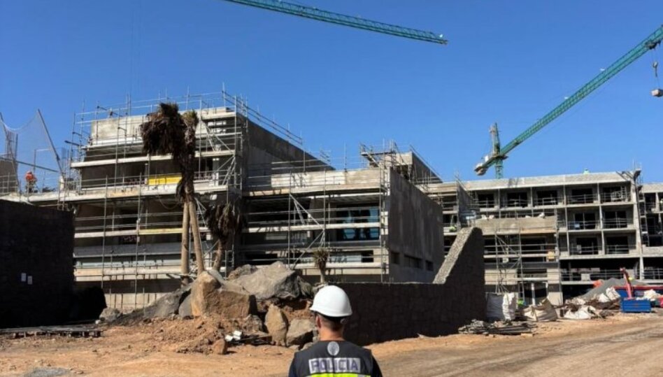 La Policía interviniendo en una de las obras