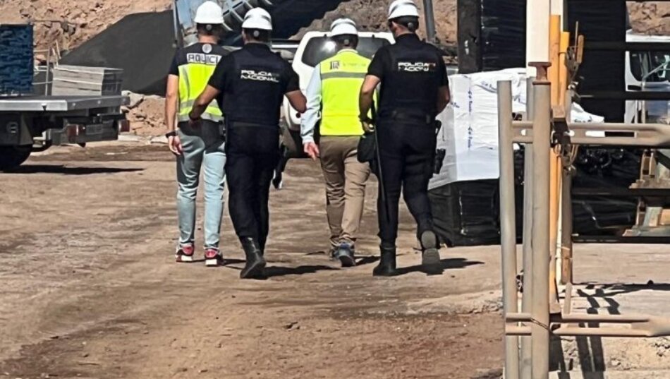 La Policía interviniendo en una de las obras 2