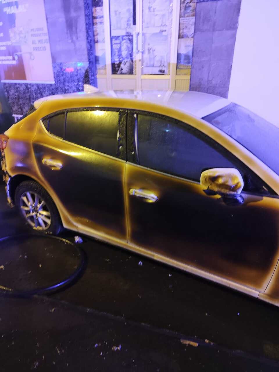Coche afectado por las llamas