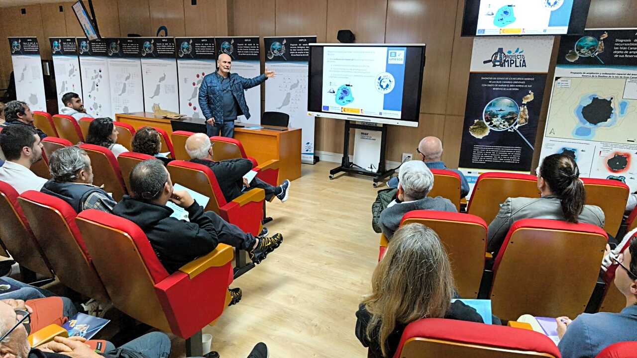 1. El director del proyecto AMPLÍA José Juan Castro durante la presentación de esta tarde en la Facultad de Ciencias del Mar de la ULPGC