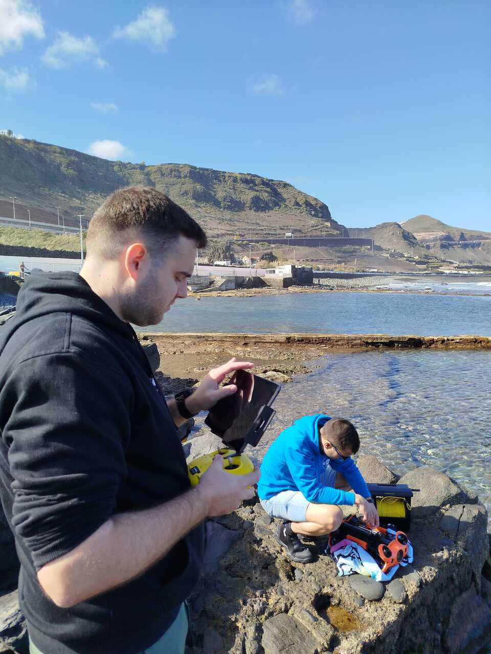 5. Miembros del equipo investigador del proyecto toman muestras en aguas canarias